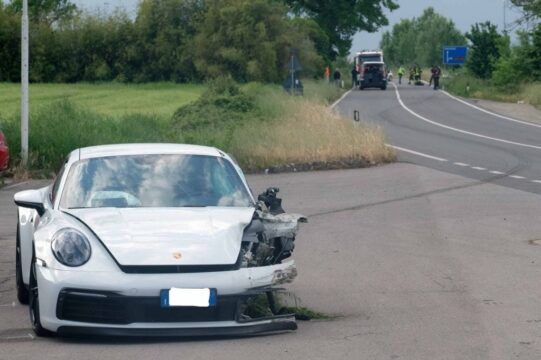 Tragico incidente contro un auto a 100 km/h: morti marito e moglie