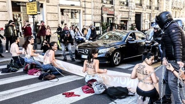 Attivisti nudi per protestare contro il governo: blocchi stradali a Roma
