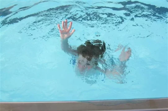 Tragedia nella piscina di un centro sportivo: bambino di tre anni annegato mentre si allontanava dalla festa