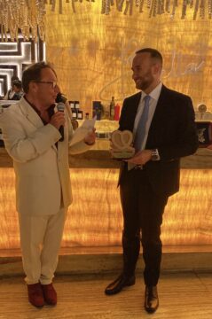 Il presidente del Gruppo Giovani imprenditori Confcommercio Campania, Fabio Del Prete, viene onorato del premio ‘Bonny Meal Award’