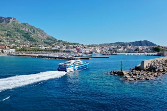 Turismo, boom di primavera nel golfo di Napoli: +34% di passeggeri con Alilauro