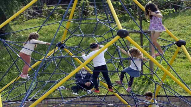 Donna tenta di rapire un bambino: denunciata dai carabinieri