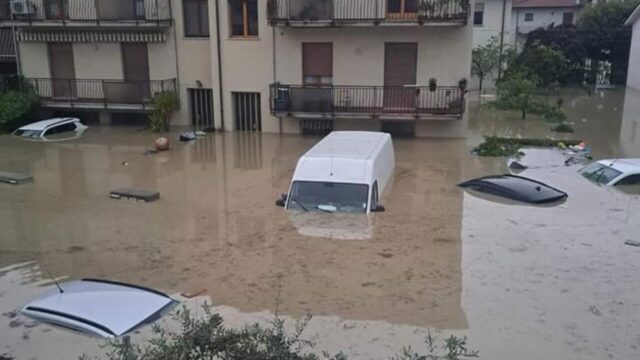 “Aiuto, salvateci”: disperazione per la tremenda alluvione di Faenza