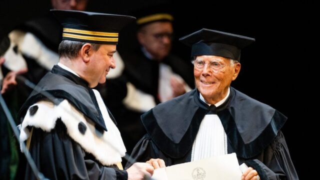 Giorgio Armani riceve la sua quinta laurea honoris causa: “Sognavo una vita da medico e sono diventato stilista”