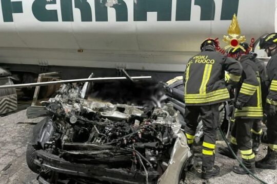 Tragico incidente in Puglia: morti un 21enne e un 25enne in un brutale schianto contro un camion