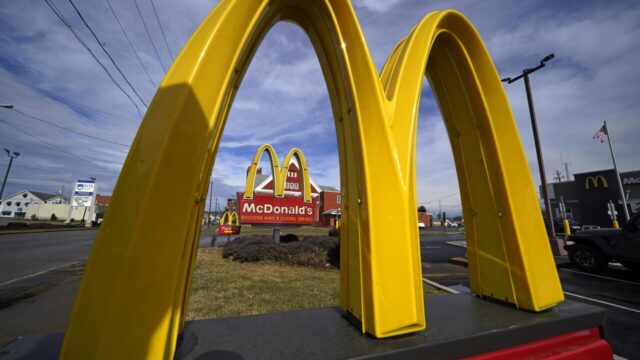 Scoperti nel colosso dei fast food due lavoratori di 10 anni. Turni anche fino alle 2 di notte