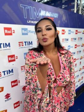 Elisa D’Ospina, volto TIM anche dell’estate 2023, celebra i suoi 40 anni nel backstage del TIM Summer Hits