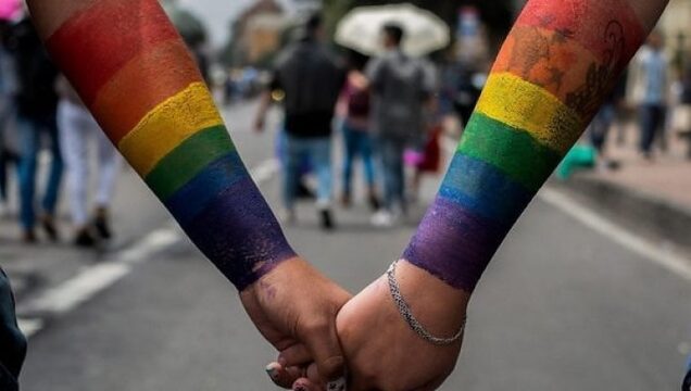 Centro estivo parrocchiale annulla l’apertura perchè uno degli educatori è gay: scatta la polemica