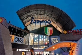 Maxi scudetto proiettato sul Centro Commerciale “Azzurro” per festeggiare il Napoli campione d’Italia