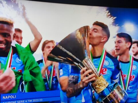 Il “Capitano” Di Lorenzo alza la Coppa: il Napoli è campione d’Italia