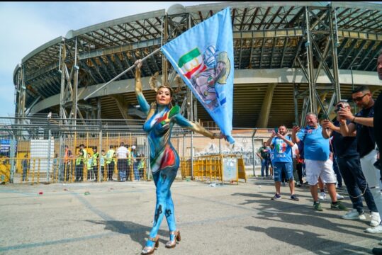 BAGNO DI FOLLA PER PAOLA SAULINO CHE SFILA SENZA VESTITI PER LA VITTORIA DELLO SCUDETTO DEL NAPOLI