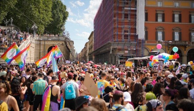 Parte il Pride a Roma: in migliaia contro la Destra di Giorgia Meloni