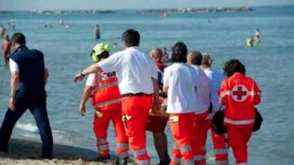 Tragedia sulla spiaggia: donna di 60 anni muore per un malore improvviso