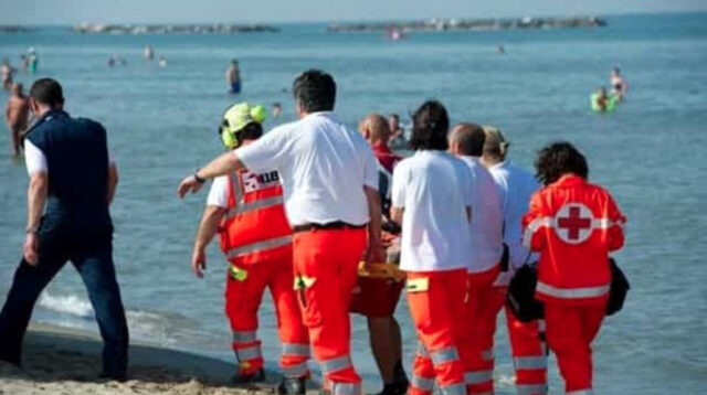 Tragedia sulla spiaggia: donna di 60 anni muore per un malore improvviso