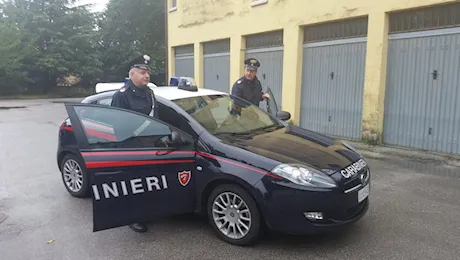 Picchia la moglie perchè si rifiuta di rubare al supermercato: arrestato 51enne