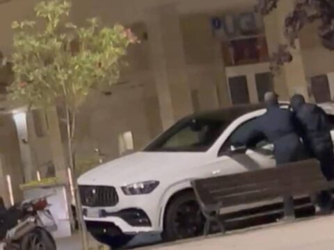 Ruba una Mercedes e sfreccia in città: i video sui social applaudono il ladro