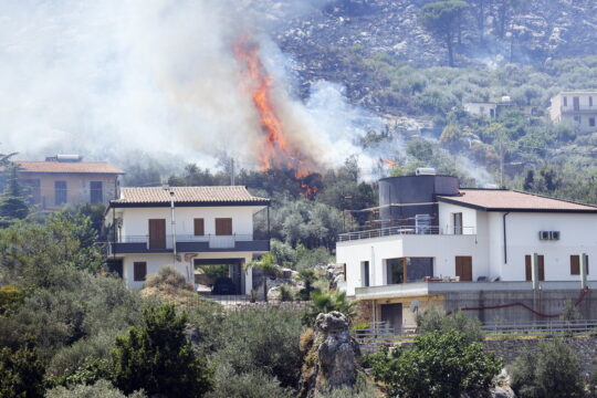 Incendi attorno all’aeroporto di Palermo, lo scalo chiude, le fiamme minacciano case e autostrade
