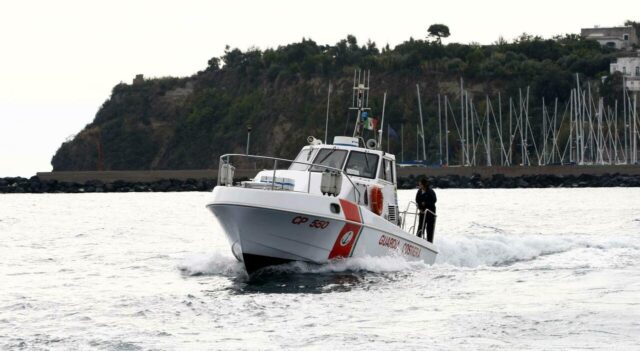 Strana dissaventura: si addormentata sul materassino e si ritrova a largo di Ischia