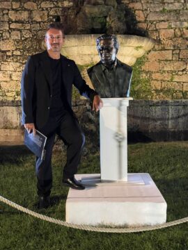 Lo scultore Domenico Sepe realizza un busto in bronzo per il noto produttore cinematografico Albert Romolo Broccoli