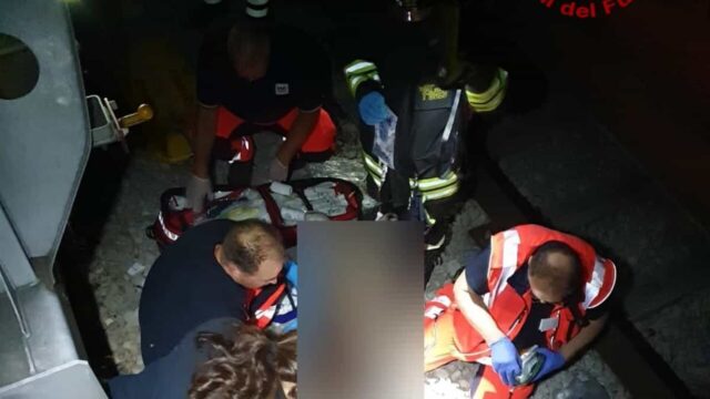Ragazzo di 15 anni rimane folgorato dai cavi elettrici in stazione: è gravissimo