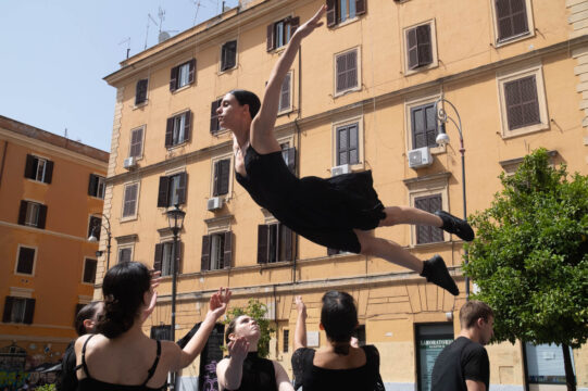 Il Festival di spettacoli itineranti “Officine Rione Terra” continua con i suoi appuntamenti di prestigio