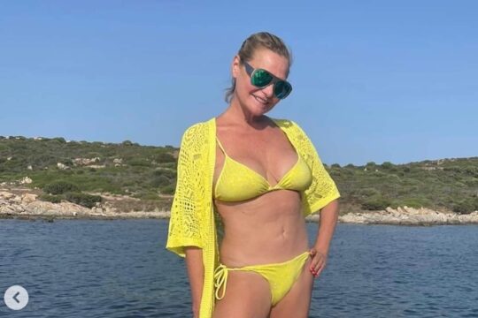 Simona Ventura in bikini giallo: i fan notano un dettaglio esilarante