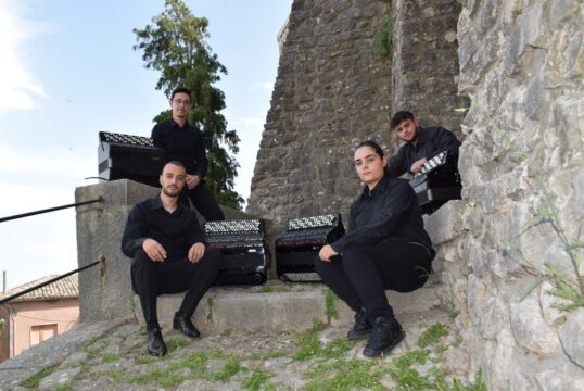Al Rione Terra di Pozzuoli arriva la musica dell’Harmonikòs Quartet per la I edizione di “Officine Rione Terra”