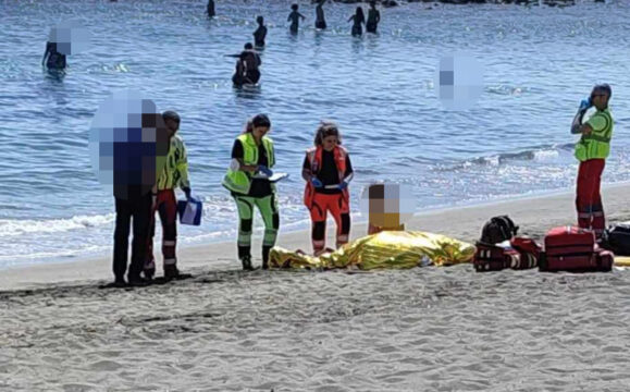 Perde la vita mentre è a mare: malore fatale per un 67enne