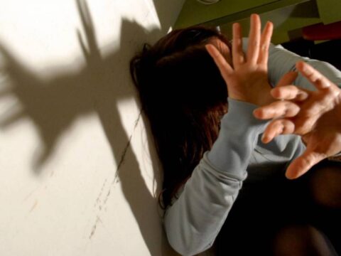 Orrore: 15enne filma le violenze subite perché la mamma non crede all’accusa di stupro verso il patrigno