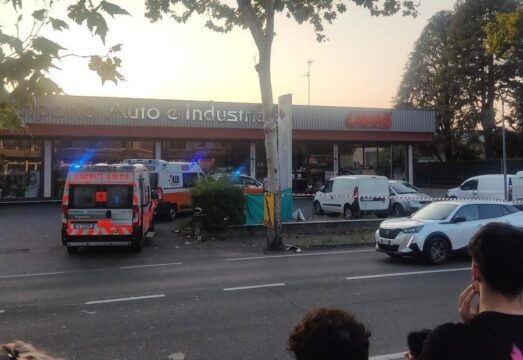 Dopo un incidente nel Modenese la moto piomba sui passanti: muore una 52enne