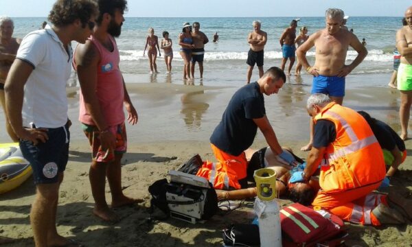 Malore improvviso in spiaggia: morta donna napoletana in Calabria