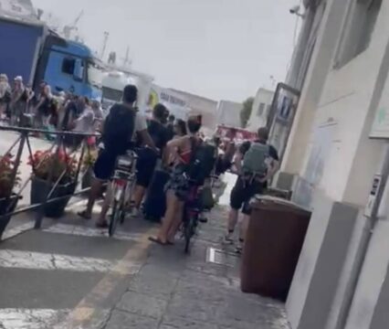 Follia a Napoli: litigio al porto, un uomo morde un orecchio ad un altro