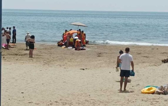 Tragedia in mare: uomo muore davanti al figlio piccolo