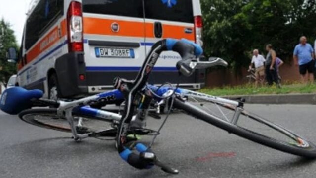 Ciclista travolto e ucciso da un camion: aveva 64 anni