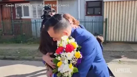 Rapito da neonato in culla, ritrova la mamma: l’abbraccio commovente dopo 42 anni