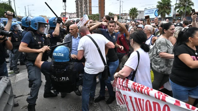 Scontri e tensione a Napoli per il reddito di cittadinanza: manifestanti occupano la rampa autostradale