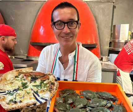 Grande novità da Sorbillo: la pizza con il granchio blu che fa discutere il web