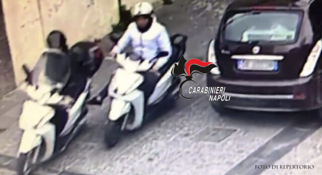 Padre e figlio rubano e spingono uno scooter: arrestati