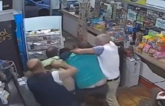 Tenta la rapina in un bar: clienti e proprietari lo picchiano e lo cacciano via