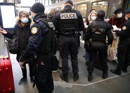 Parigi, donna urla “Allahu Akbar” in metro: la polizia le spara ferendola gravemente