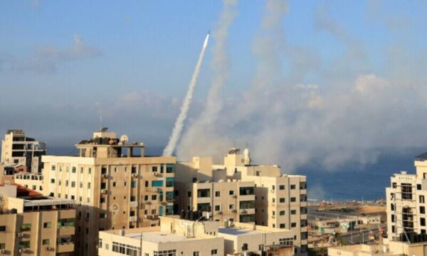 Centinaia di missili da Hamas, Israele risponde: “Siamo in guerra”
