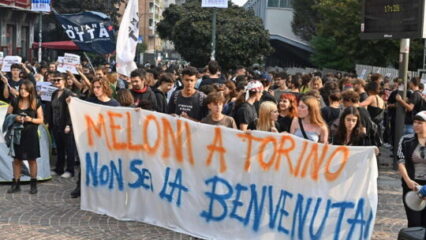 Proteste violente contro Meloni: polizia carica e ferisce studenti