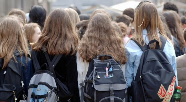 “Niente top e jeans stracciati”: nuovo regolamento del liceo per alunni e professori