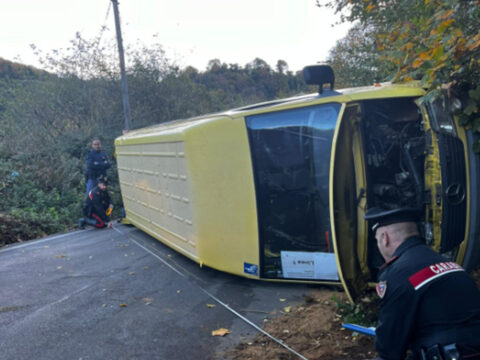 Scuolabus ribaltato: cinque i feriti a bordo