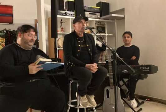 Enzo Leomporro degli Audio 2, si presenta al grande pubblico nelle vesti di scrittore con il suo primo libro dal titolo emblematico “Acqua e Sale”