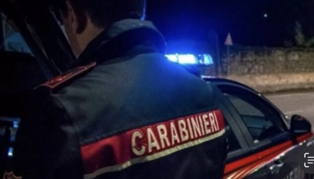 47enne ubriaco cerca di uccidere moglie e figlie in una folle corsa in auto: arrestato