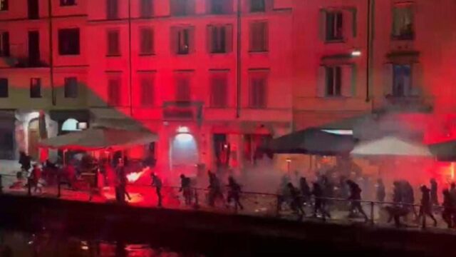 Notte di guerriglia tra tifosi di Milan e PSG: 34enne accoltellato