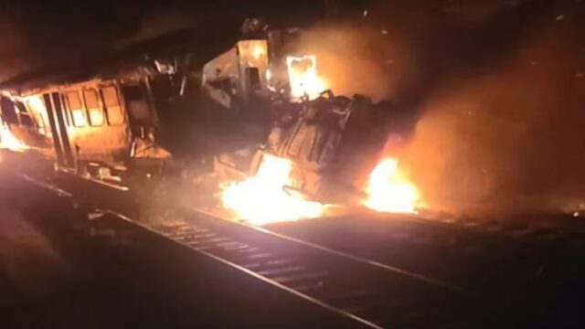 Ultim’ora, terribile incidente ferroviario tra treno e camion: morti i conducenti
