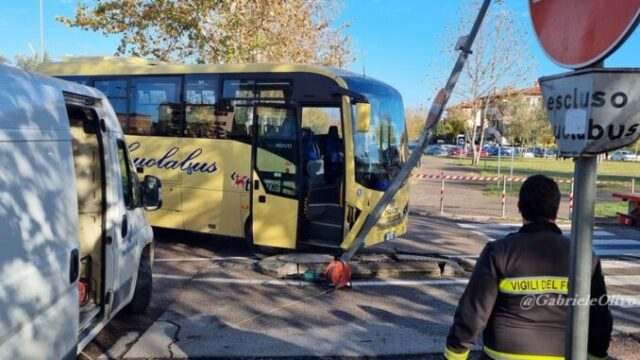 Ultim’ora, perde il controllo dello scuolabus e si schianta contro un palo: 14 bambini coinvolti nell’incidente