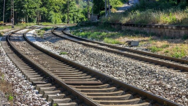 Orrore: trovato il corpo senza vita di una donna vicino alla linea ferroviaria
